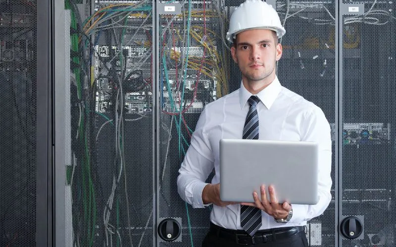 Choose Between a Hardware Specialist or IT Generalist Career